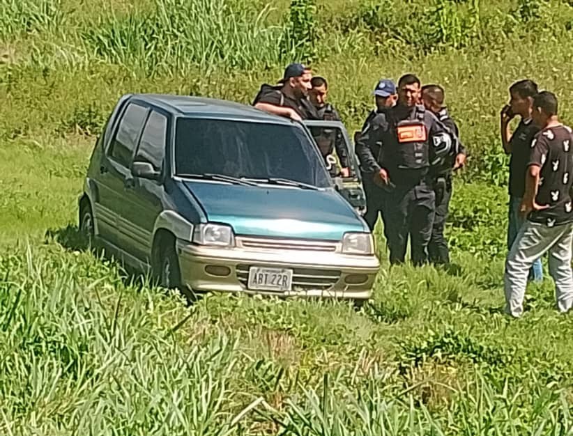 Vehículo Daewoo Tico, color verde, siniestrado