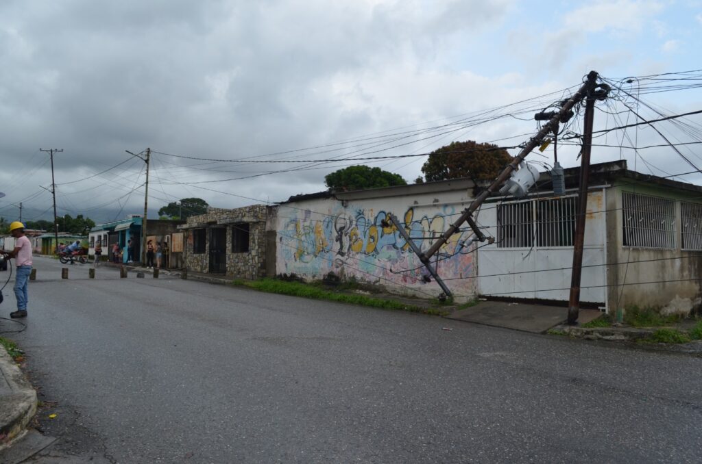 Un poste resultó afectado, al menos unas 300 familias la tarde de ayer estaban sin luz