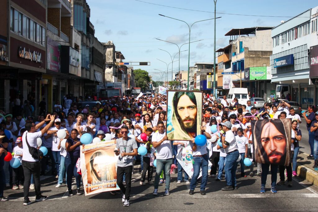Caminaron desde la Plaza Junín hacia la catedral de San Felipe