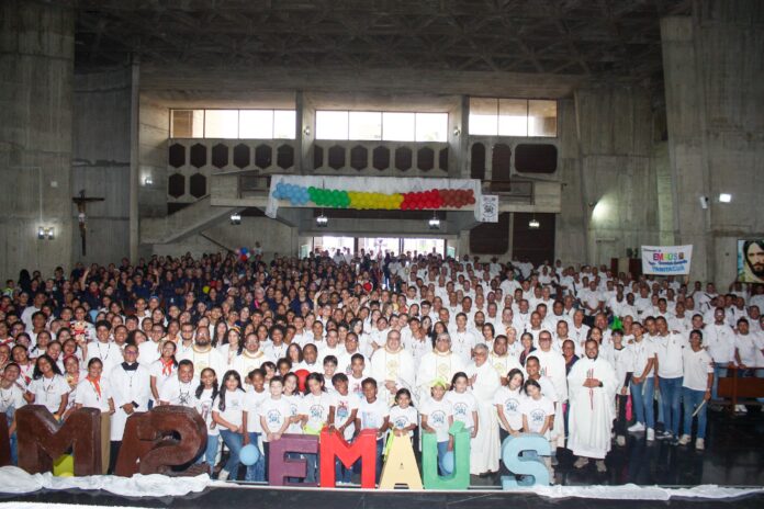 Fue una celebración llena de fe, alegría y esperanza, que culminó con un momento de avivamiento característico de la Hermandad de Emaús