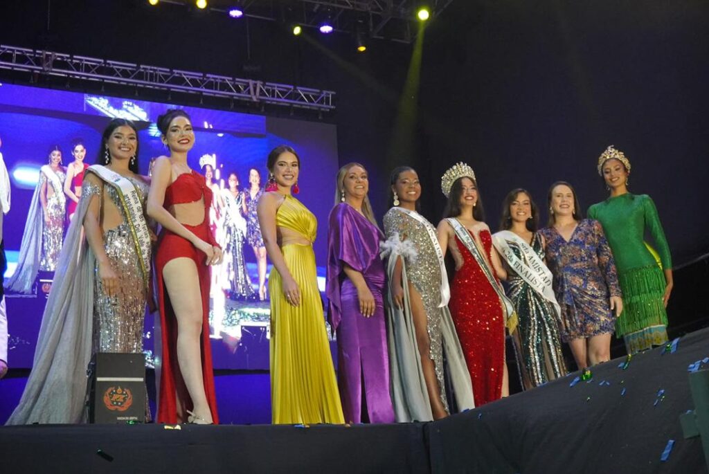 Reina en compañía de las candidatas, la alcaldesa y parte del jurado