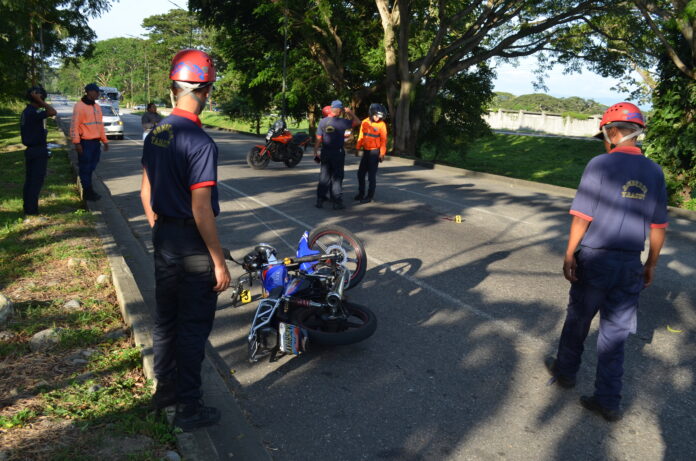 La moto quedó a un costado de la Avenida Intercomunal San Felipe El Fuerte