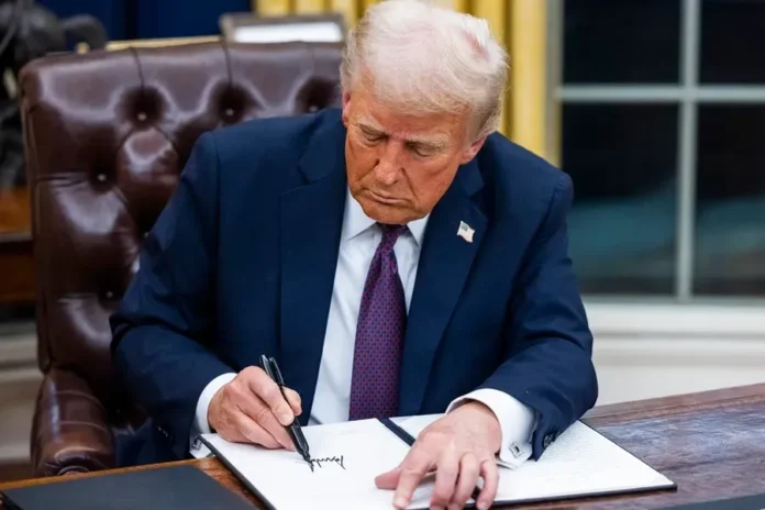 El presidente de Estados Unidos Donald Trump firmó una orden ejecutiva que impone nuevos aranceles a decenas de países, que entrarán en vigor en siete días