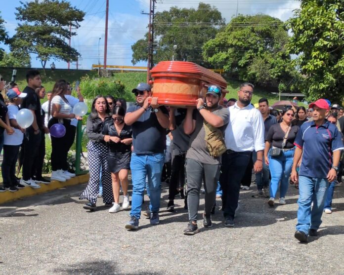 Con profundo dolor se le dio el último adiós a Génesis