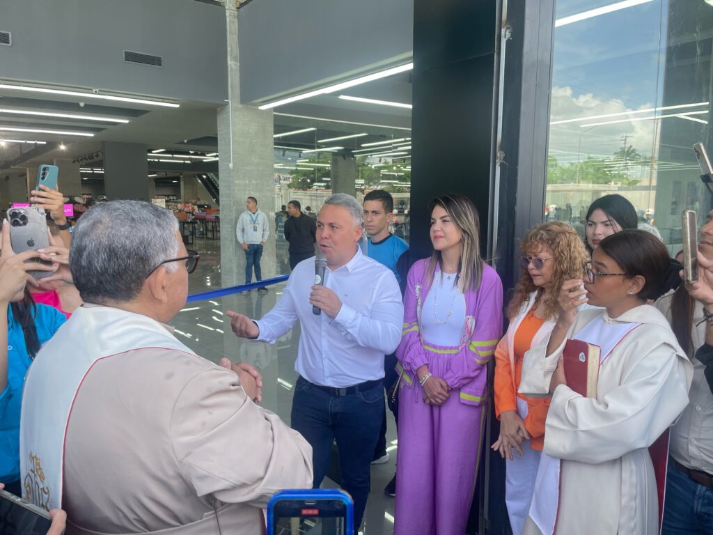El alcalde Rogger Daza ofreció unas palabras en la apertura