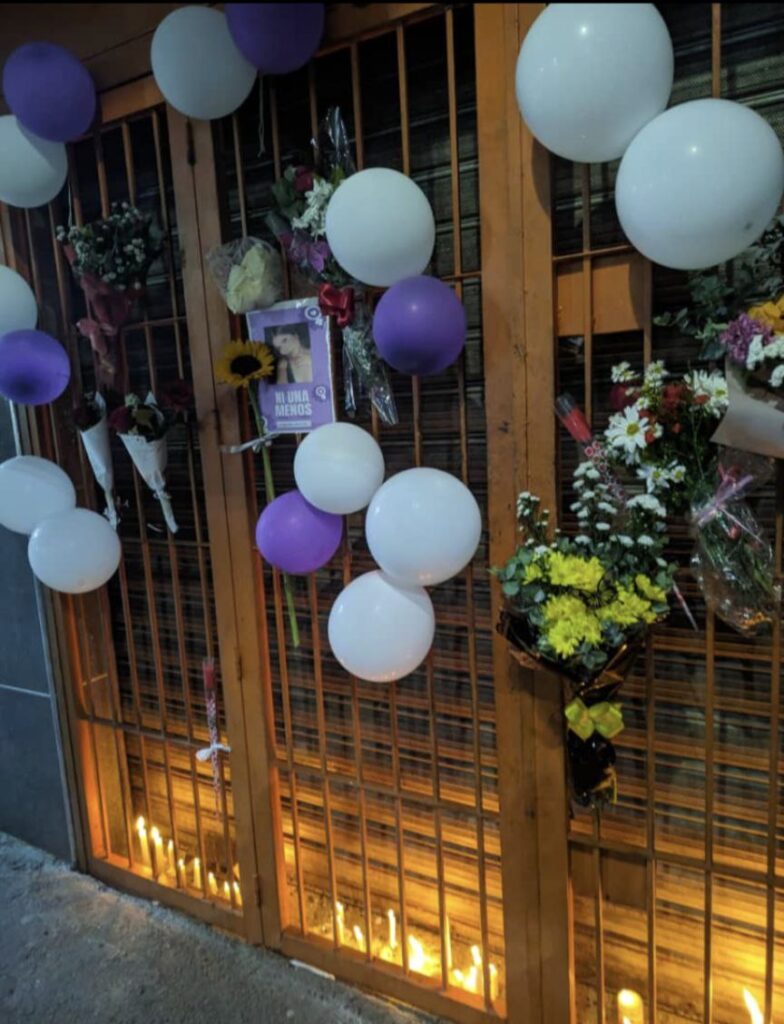 En el local donde trabajaba la joven se han puesto velas y globos para pedir por su alma y exigir justicia por su asesinato