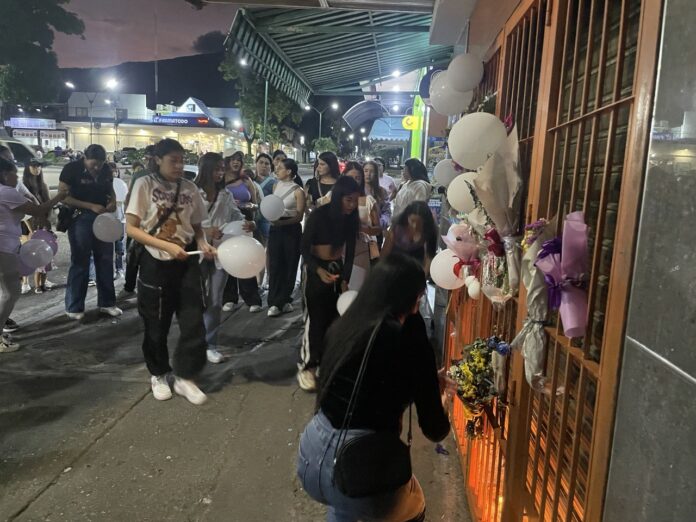 Colocaron flores, globos y velas en la reja del local