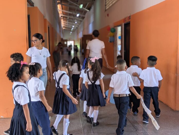 Entre las recomendaciones que ofreció la psicóloga para retomar el hábito escolar está el de establecer horarios y espacios de estudio.