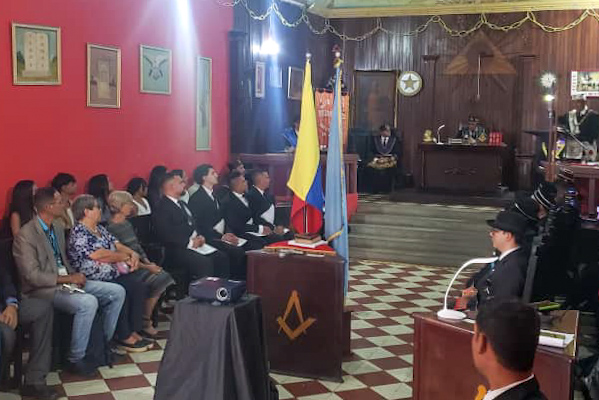 La Tenida Blanca, realizada en la sede de esta institución masónica, reunió a miembros, autoridades y a los familiares de los masones