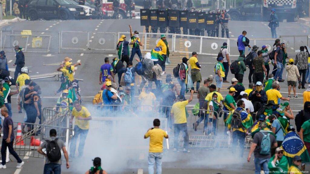 Según la Fiscalía, el ultraderechista alentó violentas protestas y bloqueos de carreteras por parte de camioneros, todo en el marco de una conspiración destinada a impedir la investidura de Lula