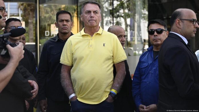Bolsonaro, de 70 años y quien está en prisión domiciliaria, ha alegado problemas de salud por lo cual no acudió a la audiencia