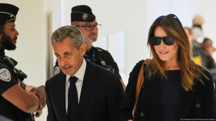 Sarkozy y su esposa Carla Bruni llegan al juzgado en París