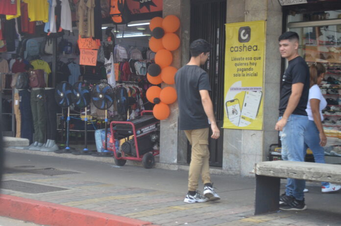 En la Avenida Libertador hay locales que tienen a la mano los generadores de electricidad.