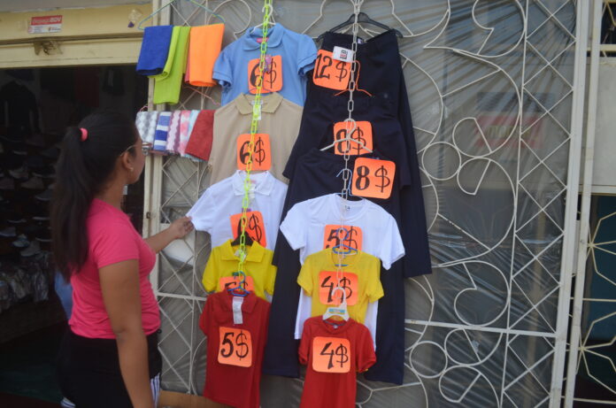 En el área metropolitana se puede conseguir los uniformes en buhoneros, locales en el centro de la ciudad y en las tiendas por departamento.