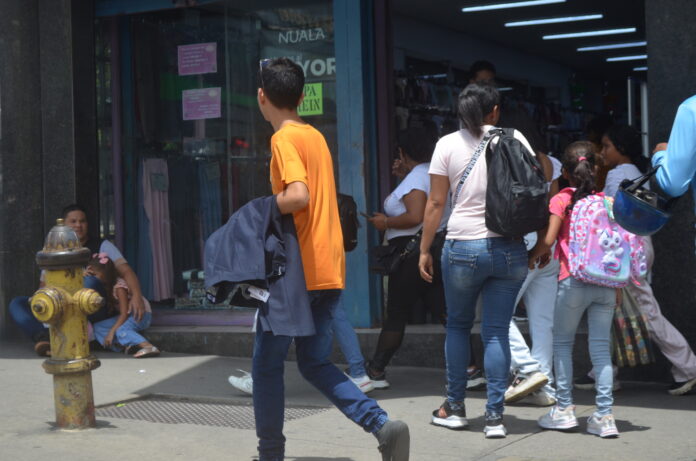 Varios comerciantes consultados dijeron que desde el viernes en la tarde y hasta este domingo aumentó considerablemente la cantidad de compradores