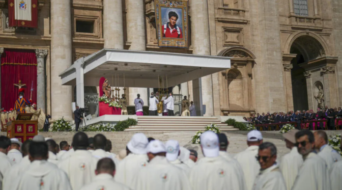 El papa León XIV celebra la misa de canonización de Carlo Acutis y Pier Giorgio Frassati en la plaza de San Pedro del Vaticano