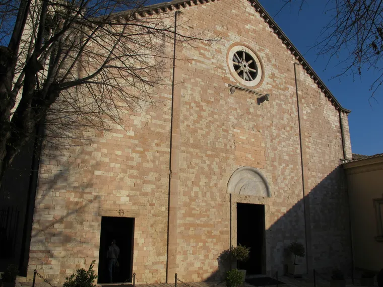 Fachada de la Basílica de Santa María la Mayor, en la ciudad italiana de Asís, donde se encuentra el cuerpo embalsamado de Carlo Acutis