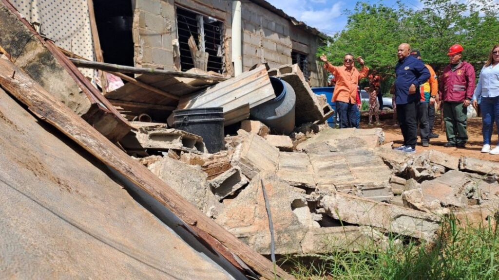 Autoridades inspeccionaron los daños reportados por la serie de temblores 