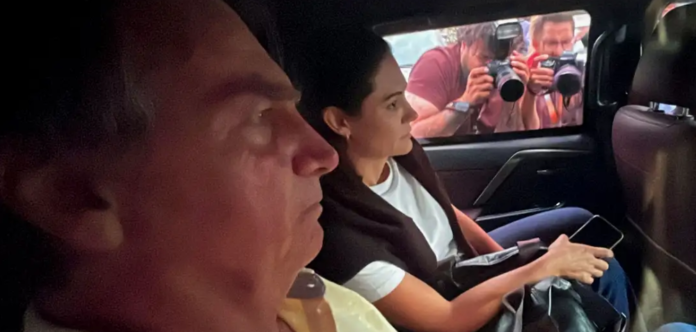 Jair Bolsonaro, acompañado por su esposa Michele, deja el hospital DF Star tras el diagnóstico