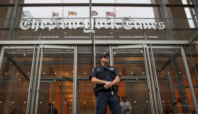 La demanda llega luego de una serie de publicaciones del diario estadounidense por el escándalo de Jeffrey Epstein