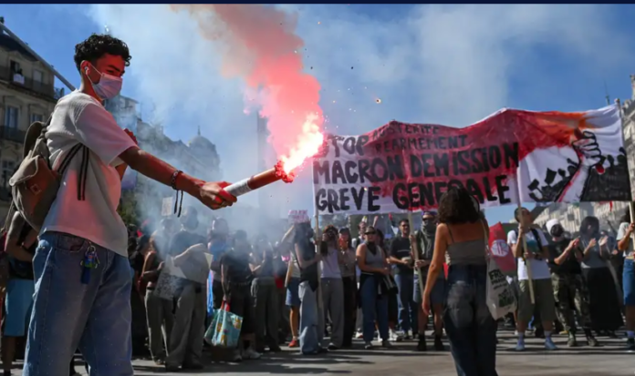 La supresión de dos días feriados y recortes de hasta 44 mil millones de euros han prendido las protestas en Francia