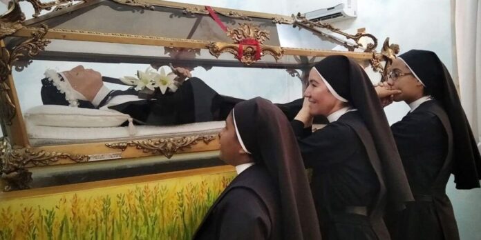 El cuerpo incorrupto de la Madre María de San José se exhibe desde 1994 en Maracay
