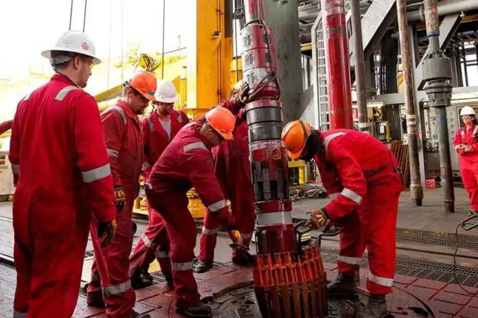 Estimando la extracción en 936.000 b/d, apenas 13.000 b/d más que en julio