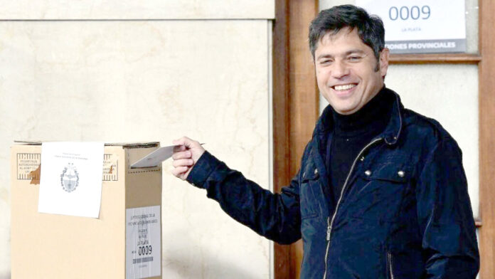 Axel Kicillof al depositar su voto durante las elecciones