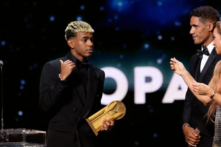 Lamine Yamal con su premio Kopa, al igual que en 2024 