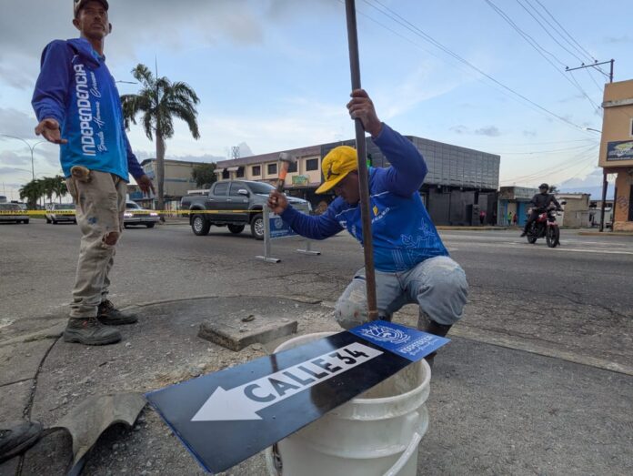 Están instalando 48 señaléticas informativas que estarán distribuidas en cada una de las intersecciones.