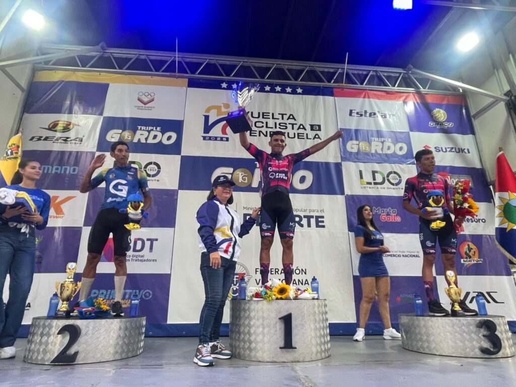 Yorman Fuentes, de Guacamaya -Trululú y David Mendoza, compañero de equipo de Gómez, completaron el podio