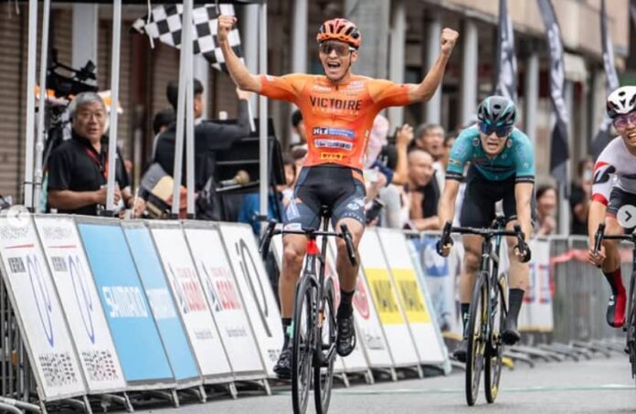 El yaracuyano celebró con los brazos en alto un nuevo triunfo en el ciclismo internacional