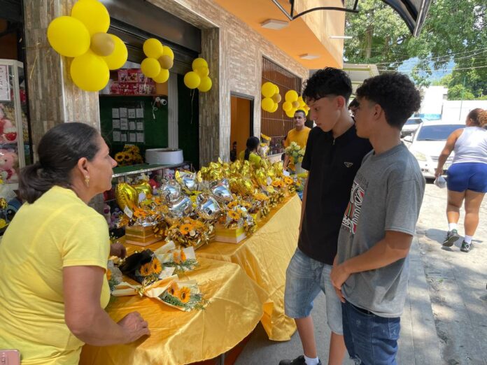 Se pudo observar que se ofertaron arreglos de flores naturales, cuyos precios estaban entre los 5 y 45 dólares. Los más llevados fueron los más económicos