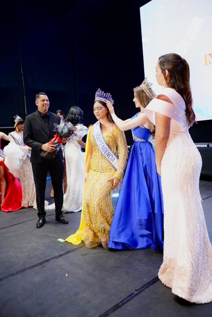 Momento de la coronación de la nueva soberana