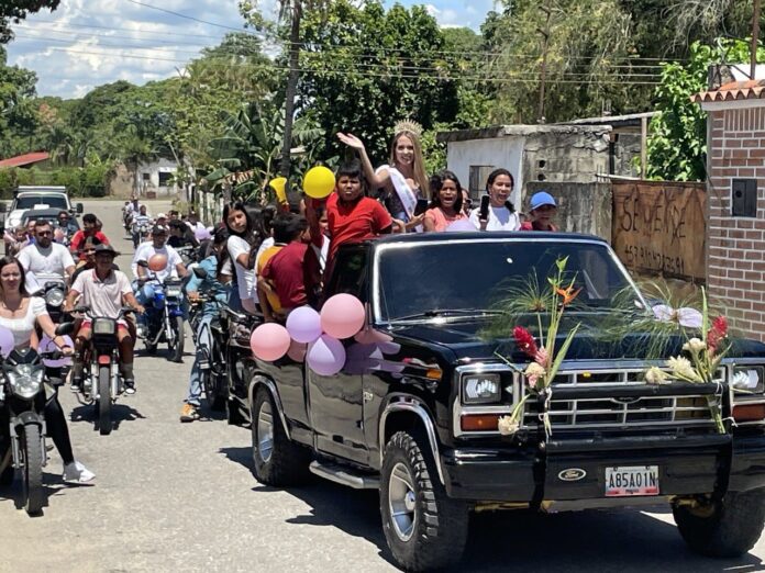 Los niños de la comunidad la acompañaron en su recorrido