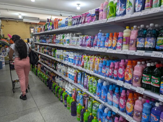 Otros trabajadores dijeron que cuando cobran el bono de guerra aprovechan de llevar uno que otro producto como limpia poceta. Otros trabajadores dijeron que cuando cobran el bono de guerra aprovechan de llevar uno que otro producto como limpia poceta.