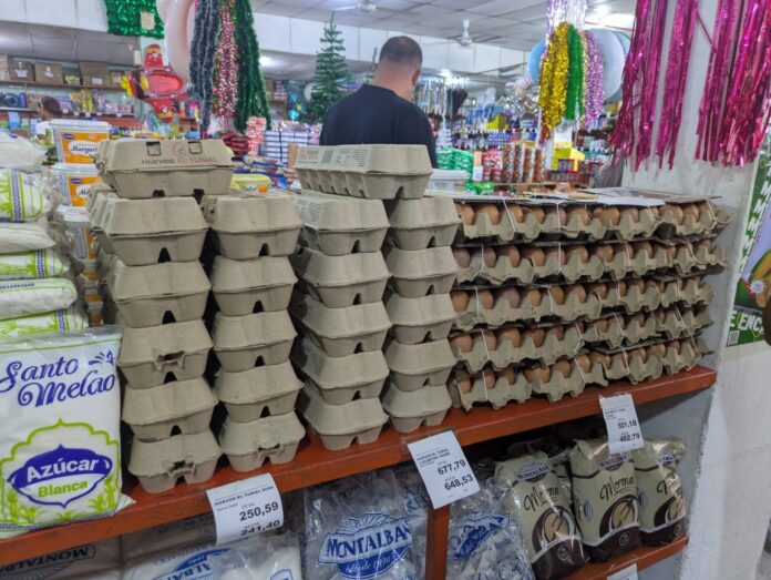 Compradores recorren los locales para comparar los precios