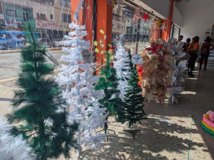 En algunos negocios ubicados en la Avenida Libertador se consiguen un árbol pequeño en $ 8, con nieve artificial en $ 50 En algunos negocios ubicados en la Avenida Libertador se consiguen un árbol pequeño en $ 8, con nieve artificial en $ 50