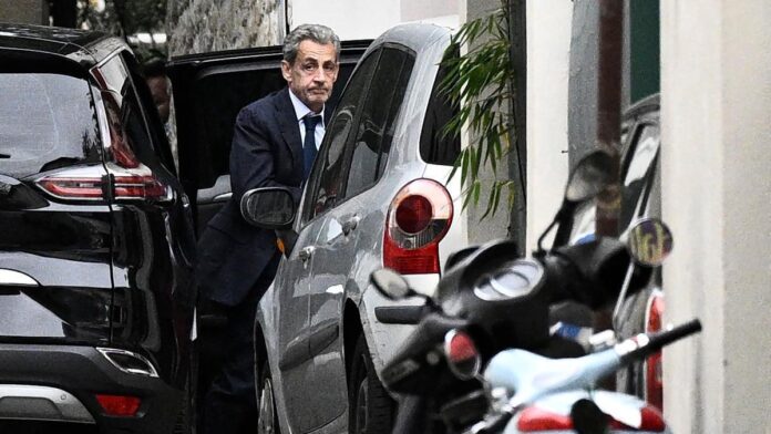 El hombre de 70 años fue a la prisión de La Santé en París el martes por la mañana para comenzar a cumplir una condena de cinco años por conspiración criminal