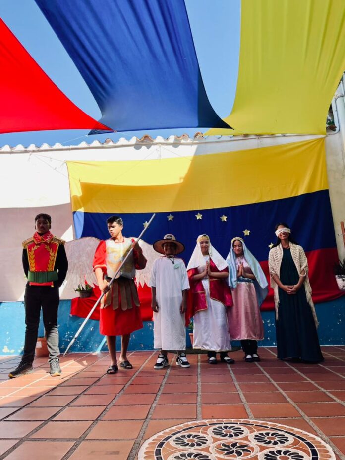 Los estudiantes se convirtieron en estatuas vivientes