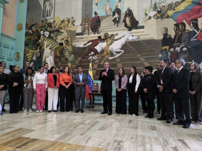 Menéndez resaltó el compromiso del Gobierno para seguir trabajando por la recuperación económica del país en beneficio del pueblo