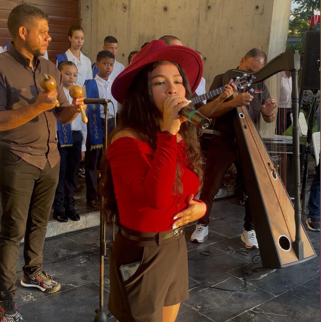 Anyeli Escalona, acompañada del Ensamble Icey, deleitó a todos con su potente voz