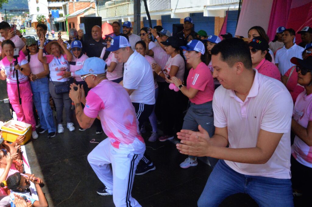 Autoridades y los asistentes 'echaron un pie' con Gavo Fit