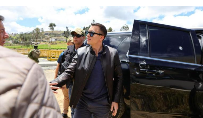 En imágenes difundidas por la Presidencia, se observa que las piedras impactaron en la carrocería, puertas y ventanas del vehículo en el que se transportaba el Mandatario