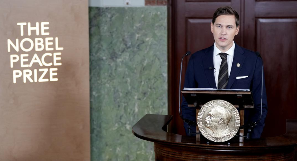 Jørgen Watne Frydnes, del Comité Noruego del Nobel, anuncia el galardón otorgado a María Corina Machado