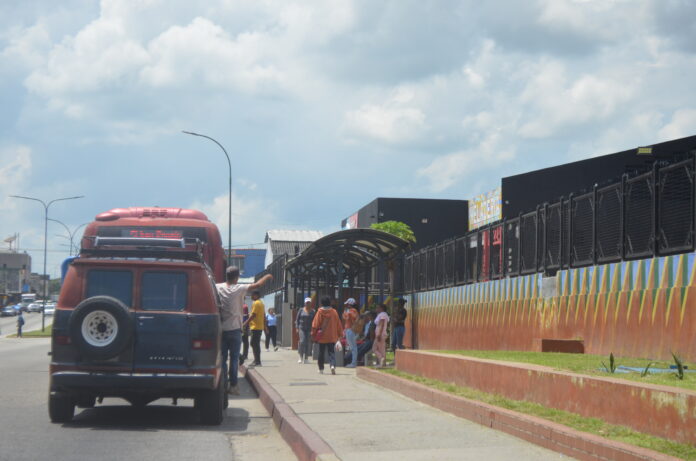 Hay quienes pagan dos pasajes, pero a otros les toca cuatro y hasta cinco en tan solo un día