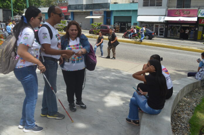 También estuvieron repartiendo volantes y sensibilizando sobre la fecha en la plaza Don Teófilo Domínguez