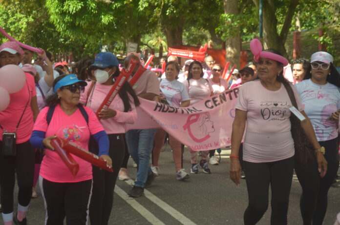 En el recorrido participaron más de 400 personas, entre ellos, trabajadores del sector salud, estudiantes y público en general