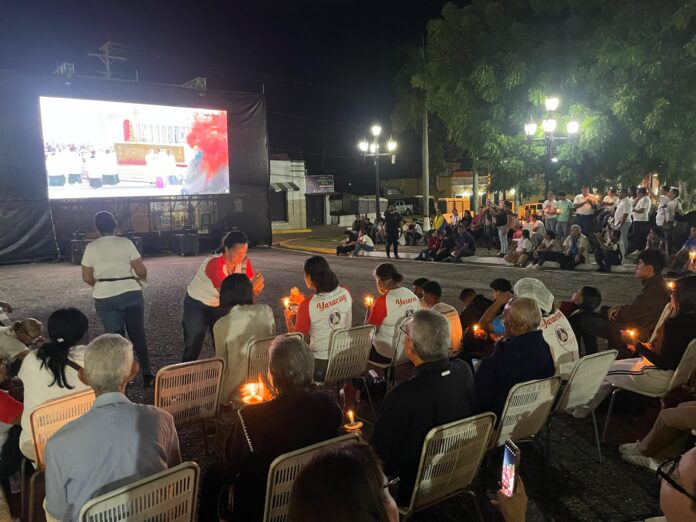 En una pantalla gigante los asistieron vieron la transmisión desde Roma