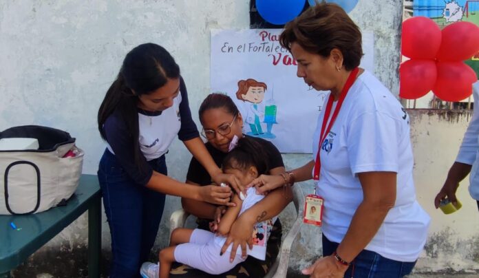 Se está aplicando vacunas de sarampión, rubéola y parotiditis, pentavalente, polio inyectable y oral, los tipos de toxoide y antiamarílica